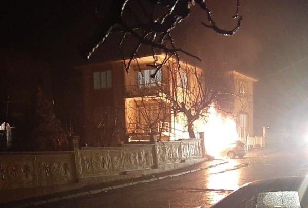 Sakarya'da park halindeki araç yandı