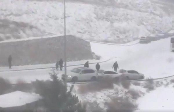 Ankara'ya kar yağdı, araçlar kaydı