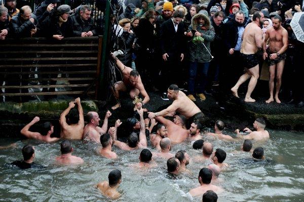 Haç çıkarma sırasında fenalaşan kişiyi polis kurtardı