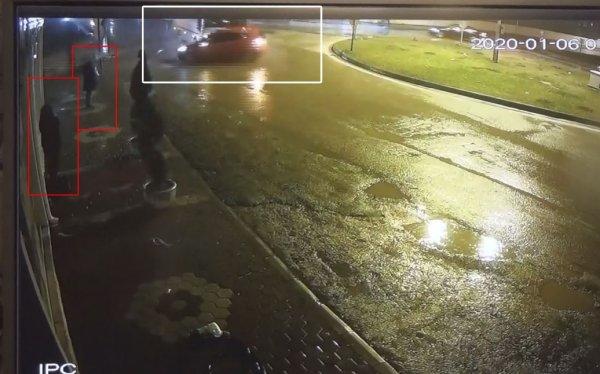 Kaldırımda servis bekleyen kadınlar ölümden döndü