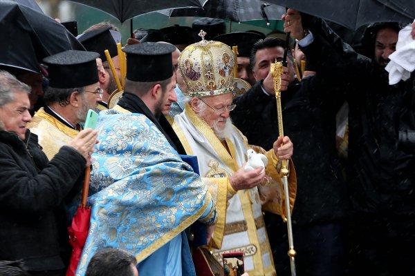Haç çıkarma sırasında fenalaşan kişiyi polis kurtardı