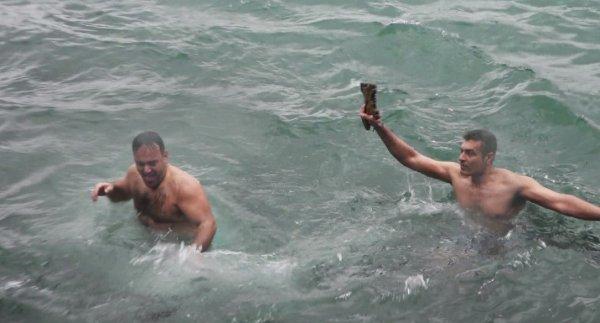 Haç çıkarma sırasında fenalaşan kişiyi polis kurtardı