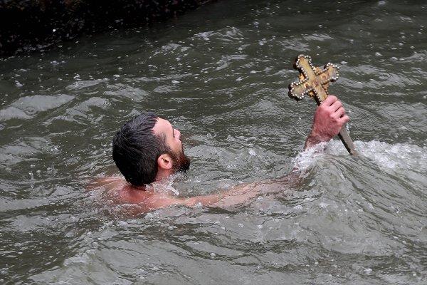 Haç çıkarma sırasında fenalaşan kişiyi polis kurtardı