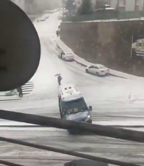 Ankara'ya kar yağdı, araçlar kaydı