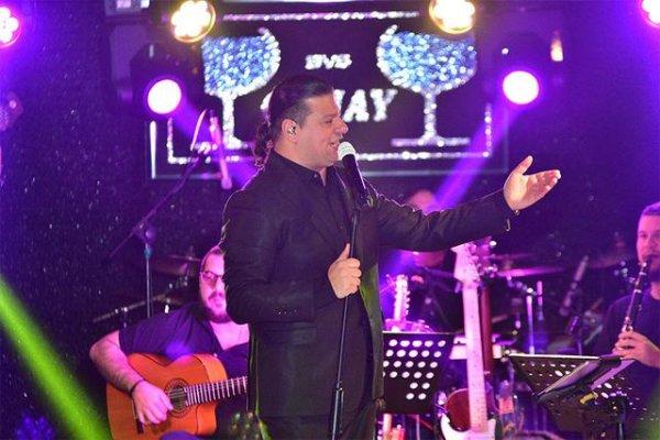 Kubat, sahnede aşka geldi