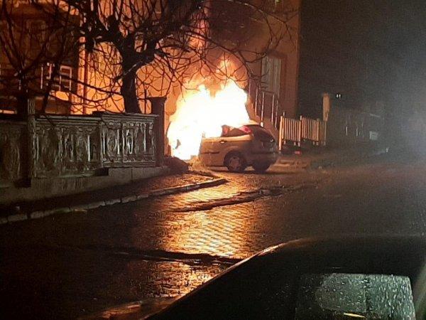 Sakarya'da park halindeki araç yandı