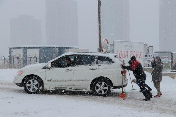 Ankara'ya kar yağdı, araçlar kaydı