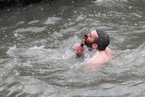 Haç çıkarma sırasında fenalaşan kişiyi polis kurtardı