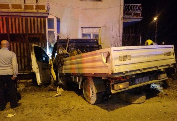 Minibüsle çarpıştı, savrularak evin balkonuna girdi