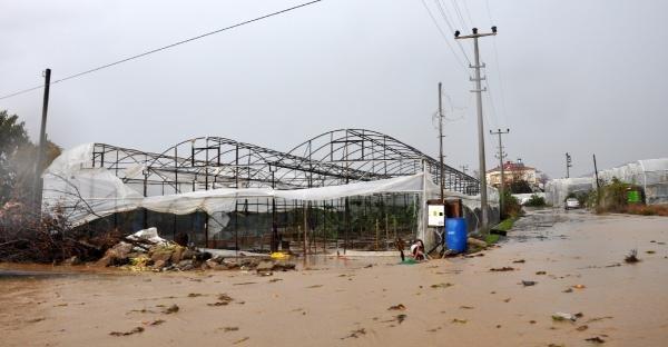 Antalya ve Mersin'de fırtına alarmı: Tahliyeler başladı