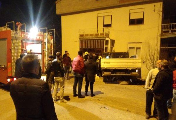 Minibüsle çarpıştı, savrularak evin balkonuna girdi