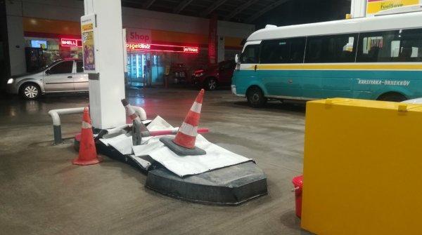Kontrolü kaybeden sürücü benzin istasyonuna girdi