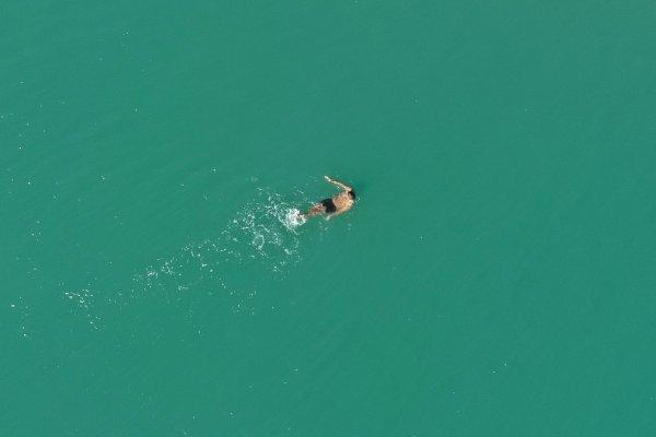 Antalyalıların deniz keyfi devam ediyor