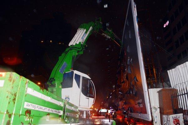 Şişli'de başına reklam panosu düşen bir kişi öldü