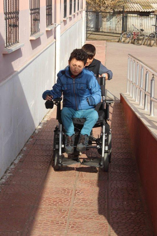 Bedensel engelli sıra arkadaşının eli, ayağı oldu