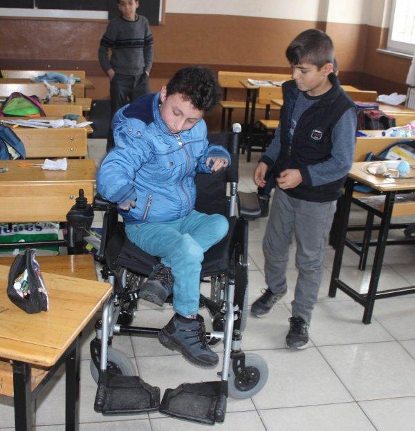 Bedensel engelli sıra arkadaşının eli, ayağı oldu