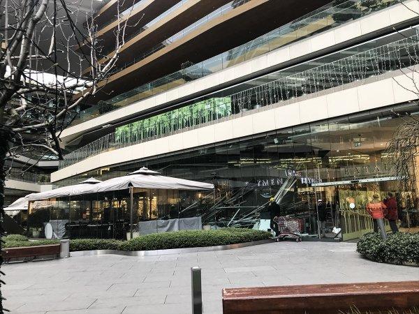Zorlu Center AVM'de kafenin çatısı çöktü