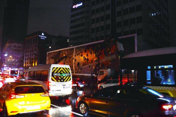 Şişli'de başına reklam panosu düşen bir kişi öldü