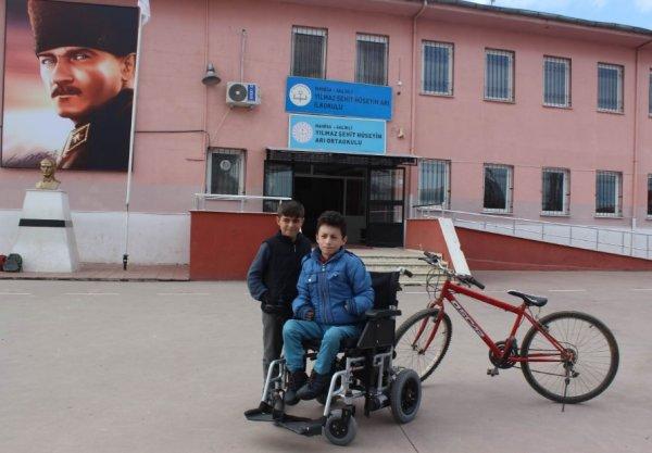 Bedensel engelli sıra arkadaşının eli, ayağı oldu