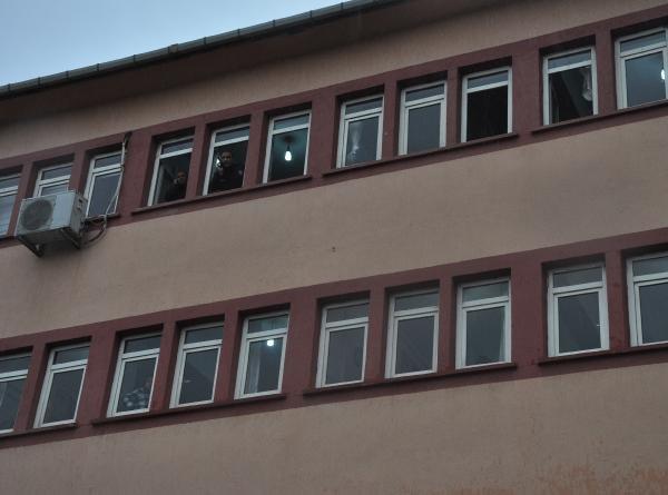 Sınıfta arkadaşlarıyla tartışan öğrenci pencereden atladı