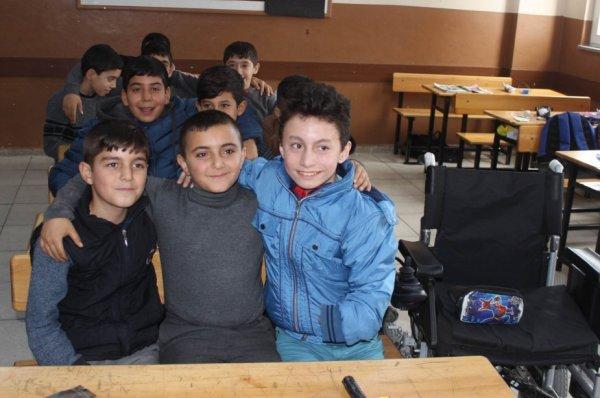 Bedensel engelli sıra arkadaşının eli, ayağı oldu