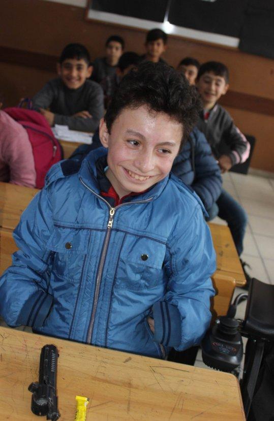 Bedensel engelli sıra arkadaşının eli, ayağı oldu