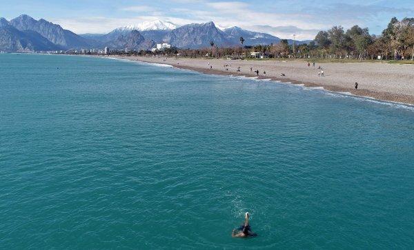 Antalyalıların deniz keyfi devam ediyor