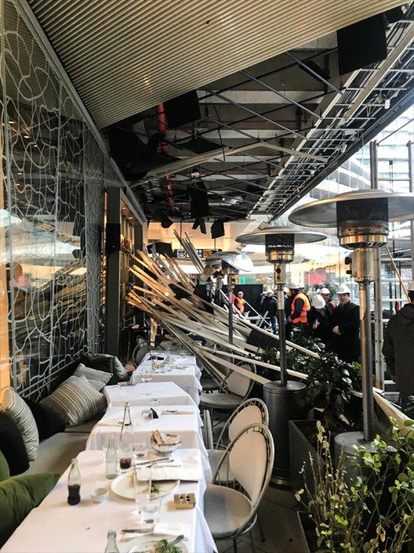 Zorlu Center AVM'de kafenin çatısı çöktü