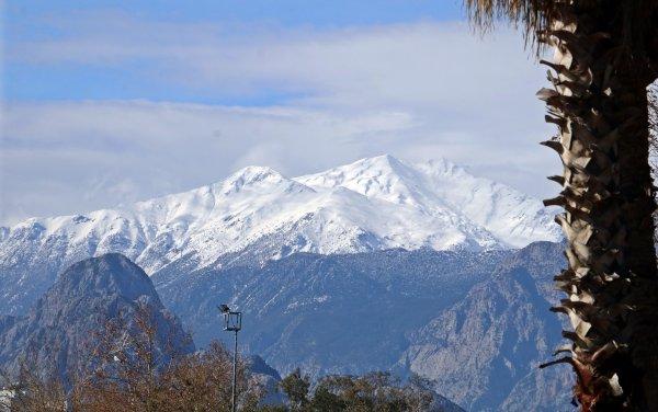 Antalyalıların deniz keyfi devam ediyor