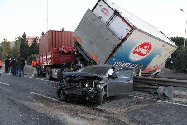 İzmir'de zincirleme trafik kazası: 6 yaralı