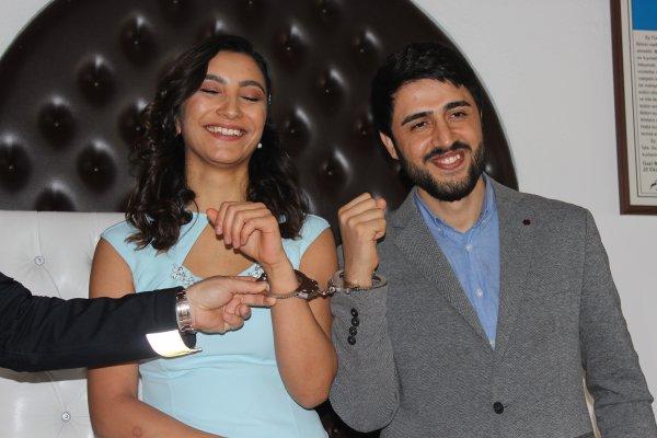 Emniyet müdürü polis çifte nikahlarında kelepçe taktı