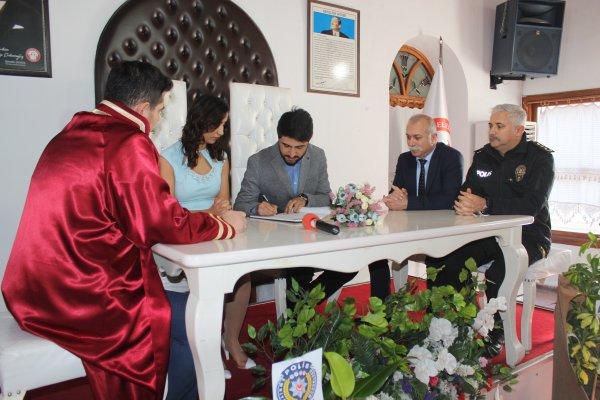 Emniyet müdürü polis çifte nikahlarında kelepçe taktı