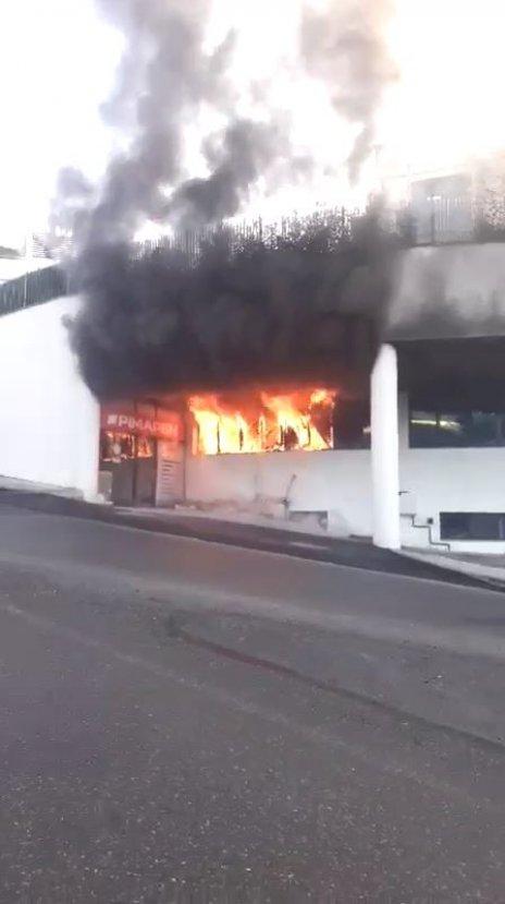 Okulun alt katındaki iş yeri yandı, öğrenciler çıkarıldı