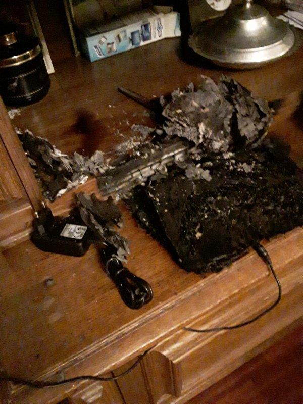 Bilgisayar üzerinde bırakılan kitap alev aldı