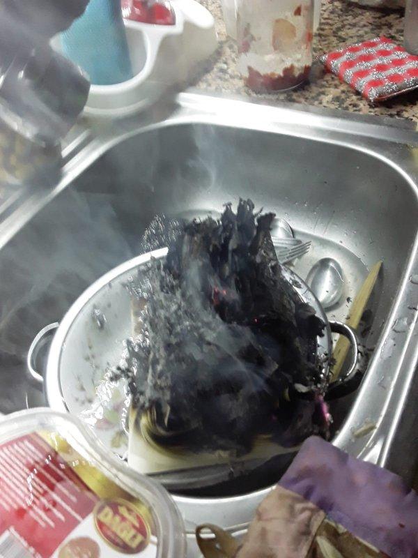 Bilgisayar üzerinde bırakılan kitap alev aldı