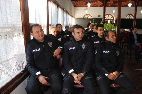 Emniyet müdürü polis çifte nikahlarında kelepçe taktı