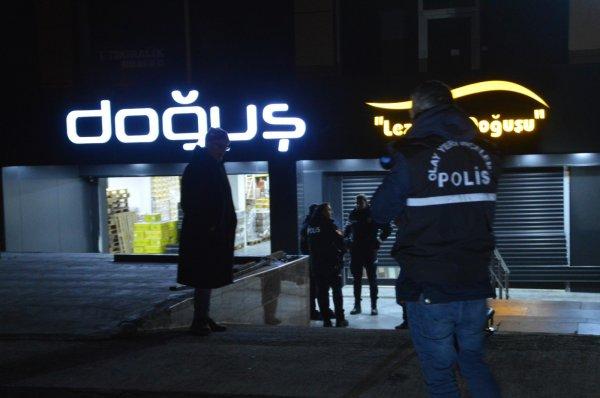 İstanbul'da 3 hırsız bir dükkandaki çelik kasayı çaldı