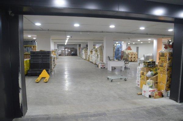 İstanbul'da 3 hırsız bir dükkandaki çelik kasayı çaldı