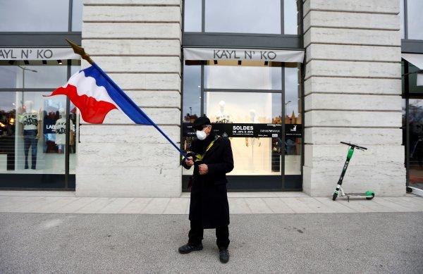 Fransa'da emeklilik reformunda 64 yaştan vazgeçildi