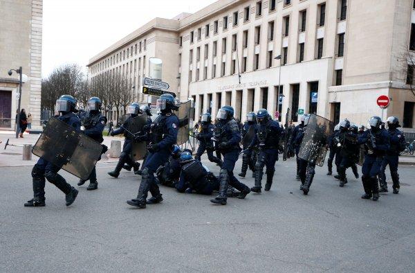 Fransa'da emeklilik reformunda 64 yaştan vazgeçildi