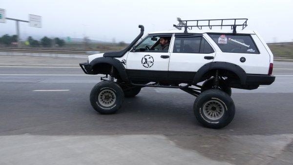 Kartal marka otomobili off-road aracına dönüştürdü