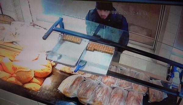 2 gün bedava ekmek istedi, sonra sadaka kutusunu çaldı