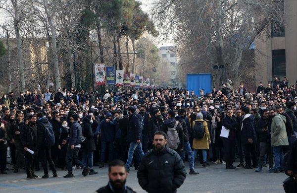 İran halkı rejim karşıtı gösterilerine devam ediyor