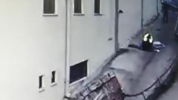 Çatı kenarında asılı kalan işçi düşerek öldü