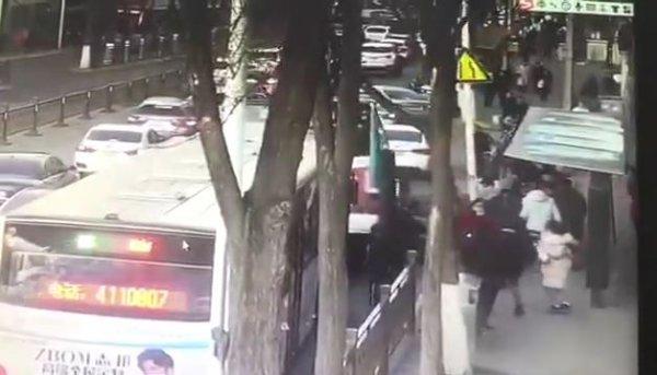 Çin'de yolcu otobüsü çöken yola düştü: 6 ölü 16 yaralı
