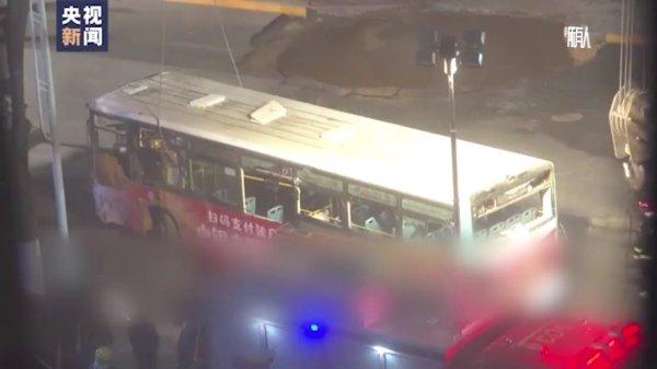 Çin'de yolcu otobüsü çöken yola düştü: 6 ölü 16 yaralı