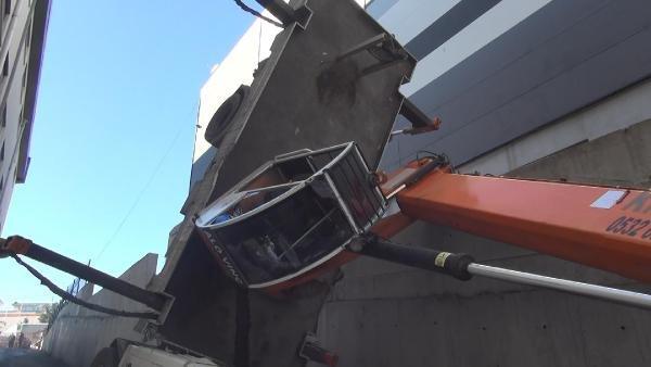 Çatı kenarında asılı kalan işçi düşerek öldü