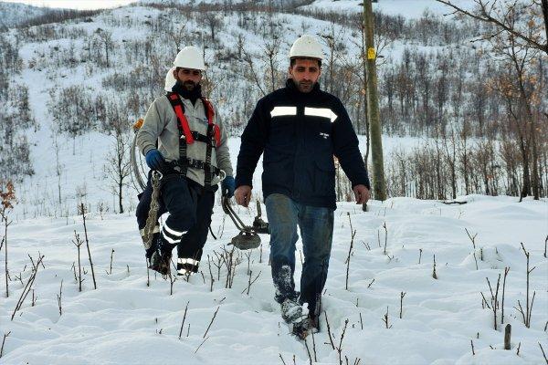 Ekipler elektrik arızasını gidermek için karlı tepelere tırmandı