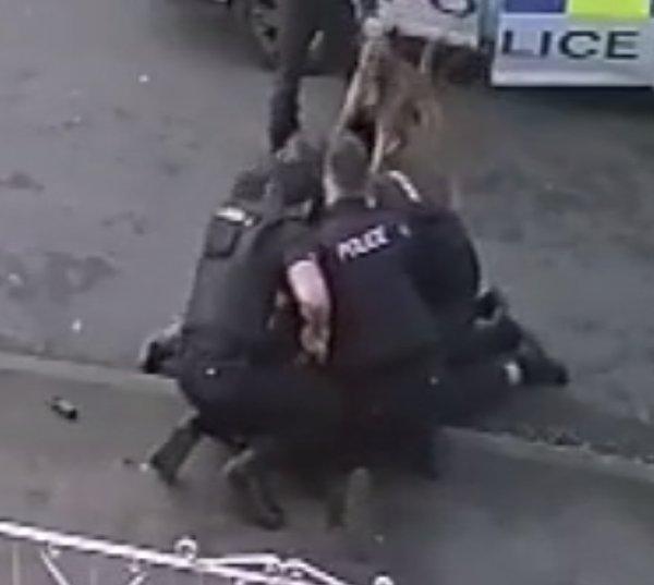 İngiliz polisi, teslim olan şüpheliyi darbetti