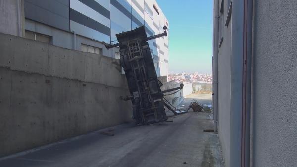 Çatı kenarında asılı kalan işçi düşerek öldü